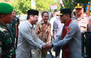 Bupati Bambang Firdaus ditemani Wakil Bupati Dompu Syirajuddin SH. Beserta Jajaran Forkopimda Menyambut Kedatangan Kapolda Nusa Tenggara Barat Irjen Pol. Kalingga Rendra Raharja, SE. MH.